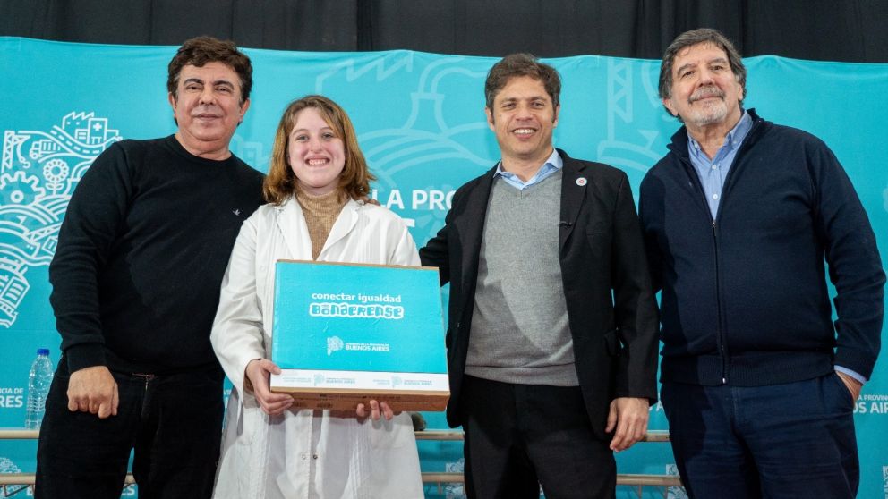 Fernando Espinoza y Axel Kicillof entregaron mil notebooks a estudiantes de La Matanza