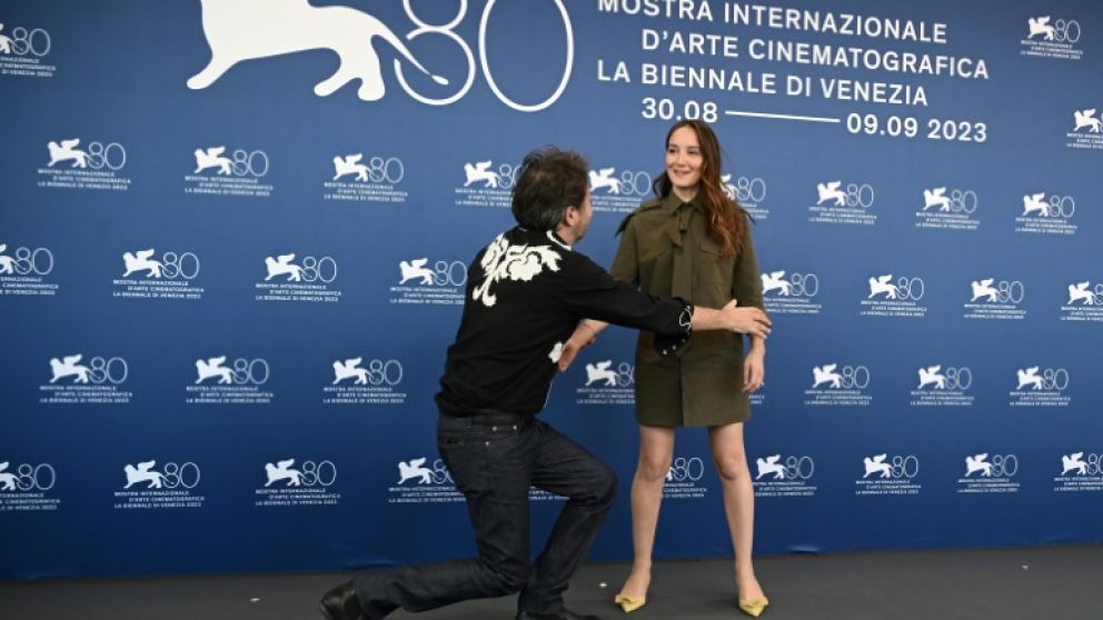 El actor francés Edouard Baer y su compañera de reparto Anais Demoustier