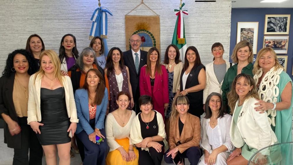 El embajador Tomada recbió a la delegación de empresarias