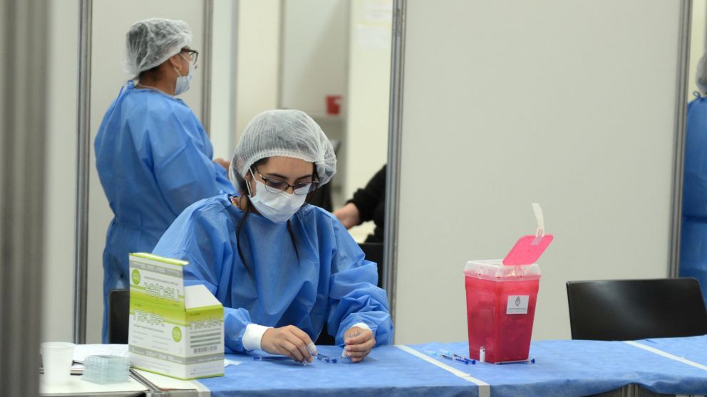 En una amplia gama de trabajadores/as esenciales, los que se dedican a salud merecen más que aplausos solidarios