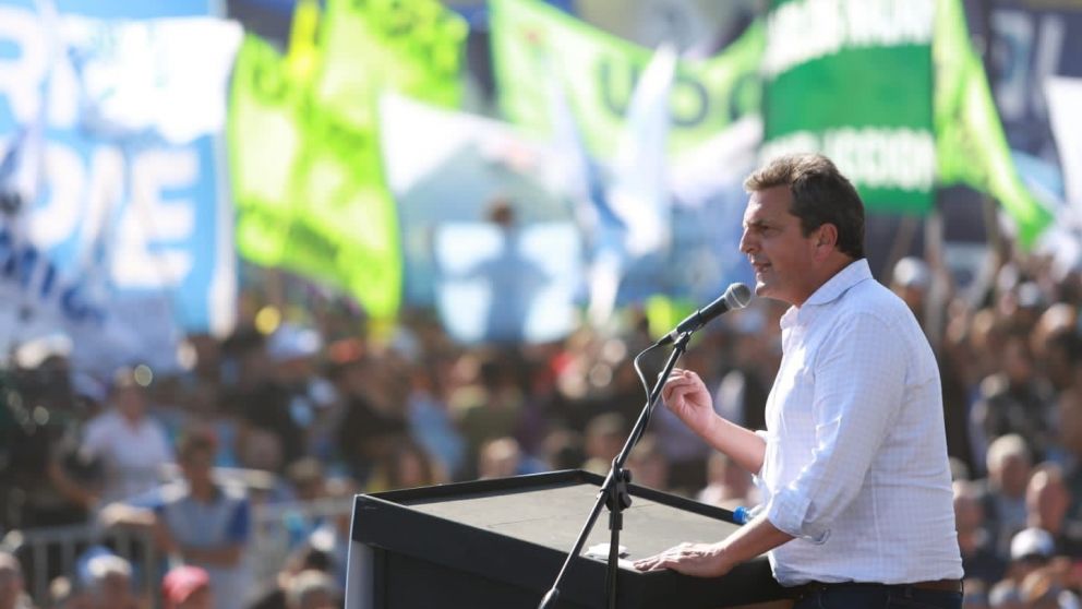 Massa encabezó un acto en Tucumán junto a gobernadores y referentes peronistas