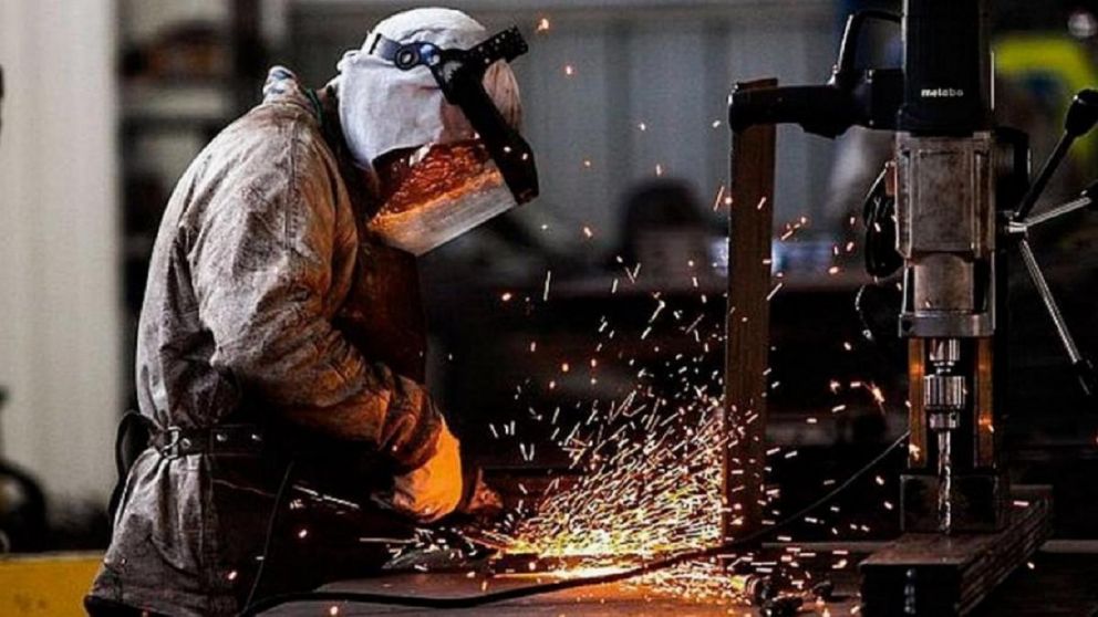 La industria cayó con fuerza en junio, pero se mantuvo el semestre al alza
