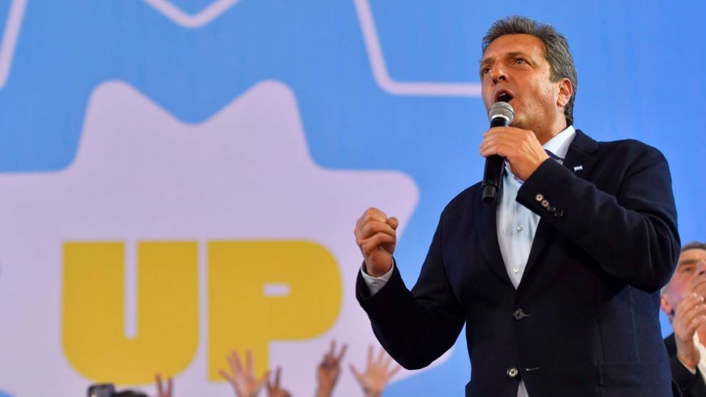 Massa recibió hoy el respaldo de los gobernadores Jalil y Perotti, quienes vaticinan que será el próximo presidente.