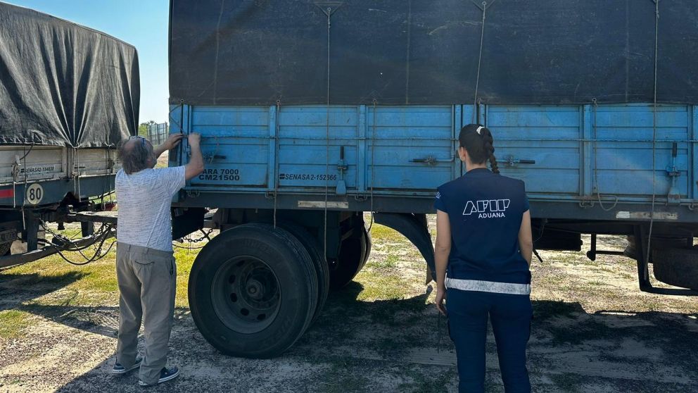 Agentes de la Aduana revisaron el cami�n a la altura de la Ruta Nacional 11, en Chaco.