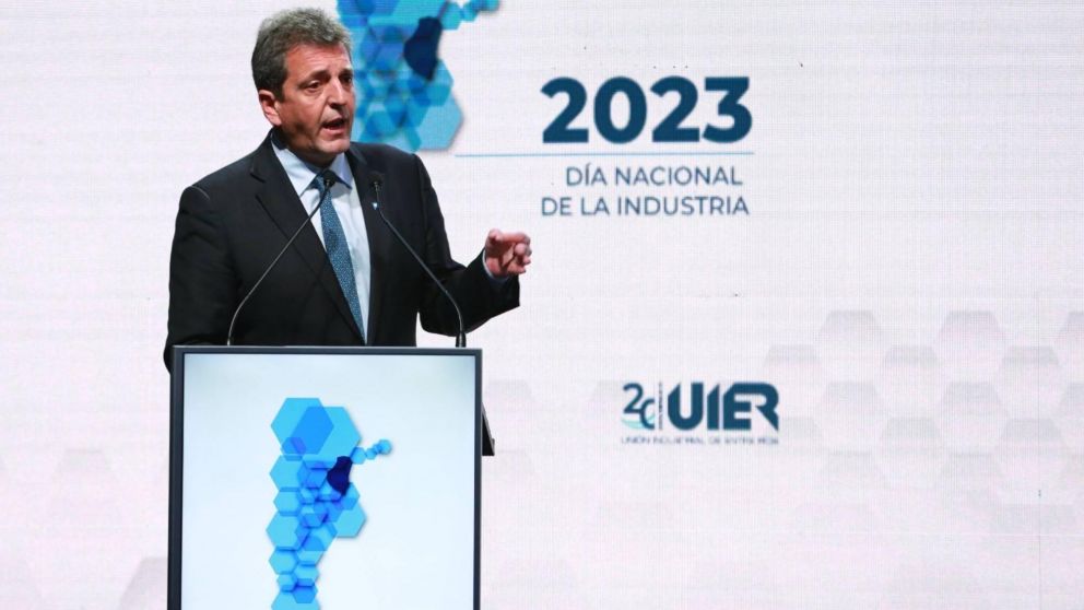 "Tomamos la decisión para garantizar el empleo de nuestras PyMEs y seguir exportando trabajo argentino al mundo", anunció Massa