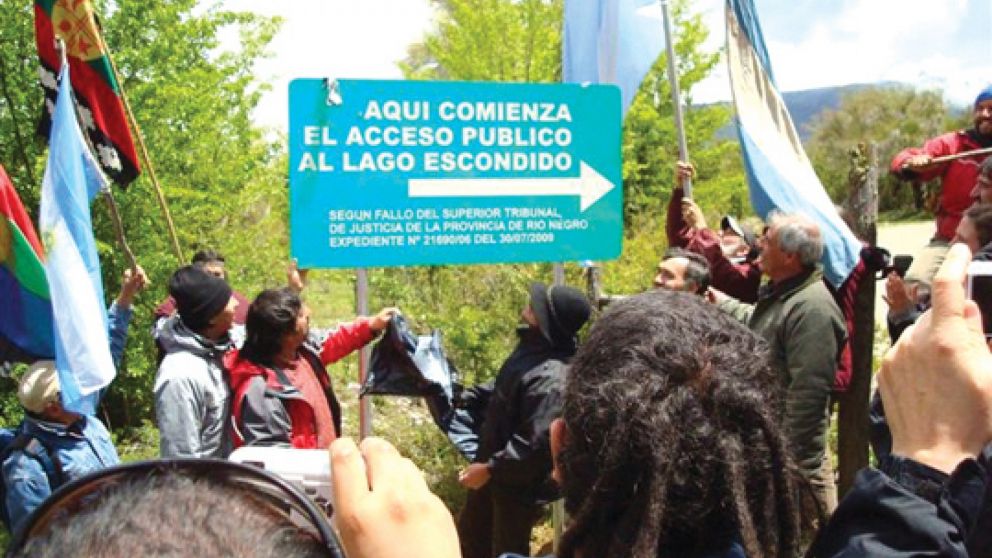El magnate inglés ganó la pulseada y prohibió a los habitantes el acceso al lago por el camino vecinal que es más corto