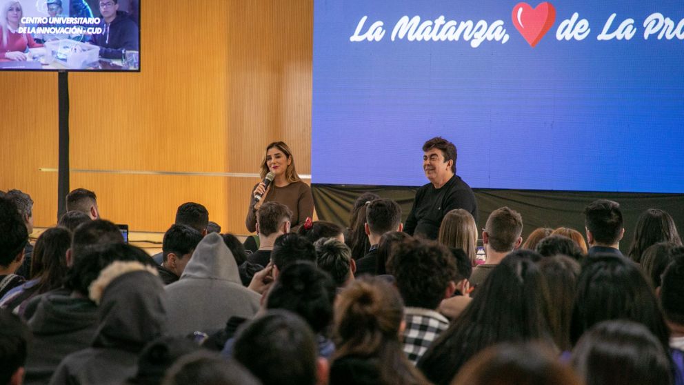 Fernando Espinoza y la vicepresidenta de FLACMA, Lorena Brito, conversaron con jóvenes de La Matanza sobre la educación universitaria pública y los desafíos del futuro