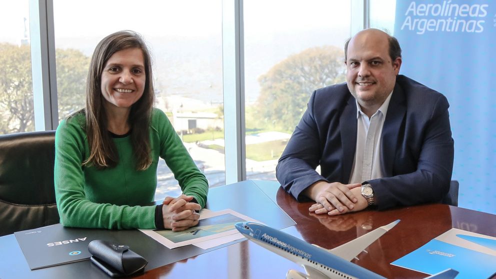 La titular de Anses, Ferndad Raverta y el presidente de Aerolíneas Argentinas, Pablo Ceriani durante el acuerdo