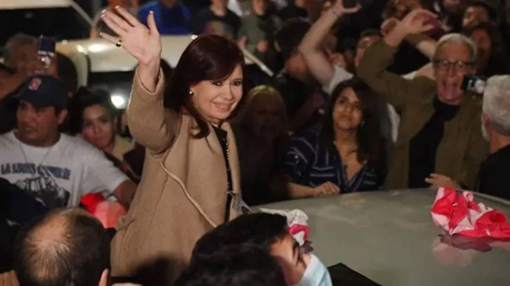 La vicepresidenta ante una multitud en la puerta de su casa