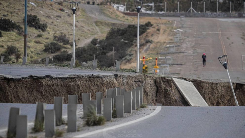 Comodoro Rivadavia: colapsó la ruta 3 y esperan un nuevo desplazamiento.