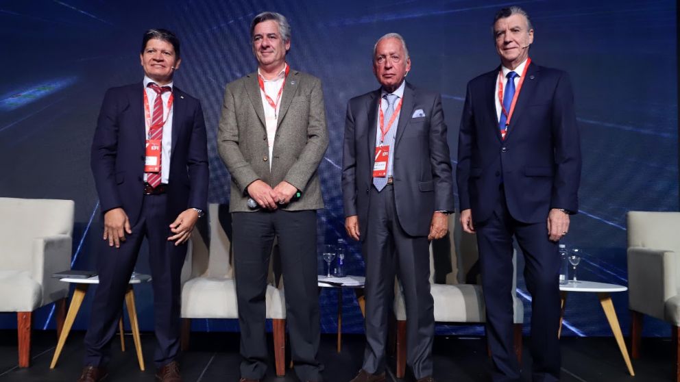 De izquierda a derecha: González (CAME), Nicolás Pino (SRA), Daniel Funes de Rioja (UIA) y Mario Grinman (CAC)