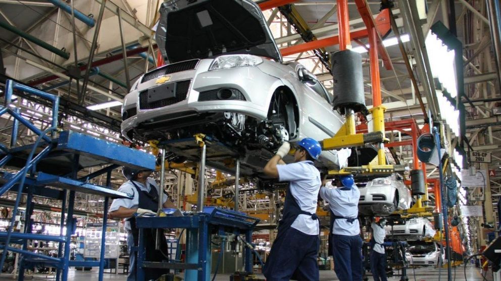 Industria automotriz produce y exporta más en mayo interanual