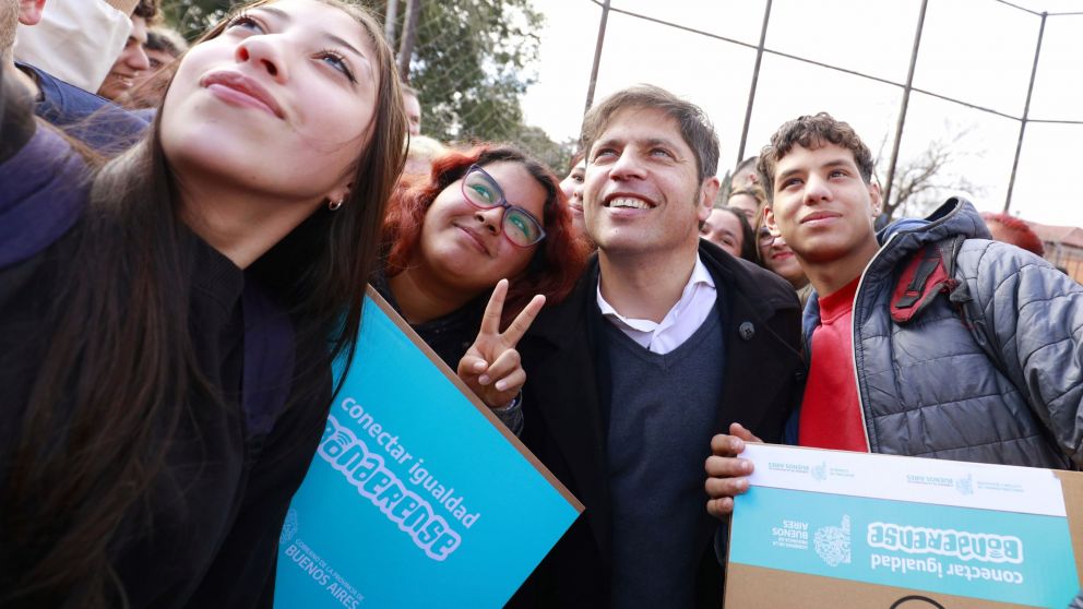 Durante la entrega de notebooks a estudiantes en San Miguel, Kicillof dijo "algo vamos a implementar".