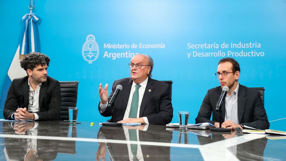 De Mendiguren estuvo acompañado por el subsecretario Pyme, Tomás Canosa, y por el jefe de Gabinete, Gabriel Vienni
