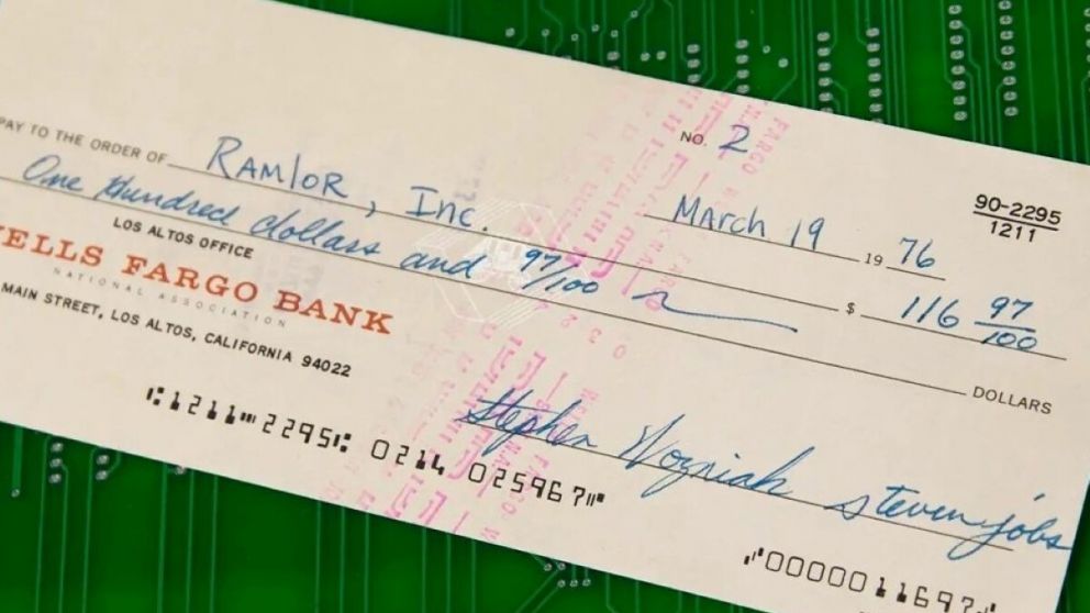 Un viejo cheque de Steve Jobs se subastó a 135.000 dólares