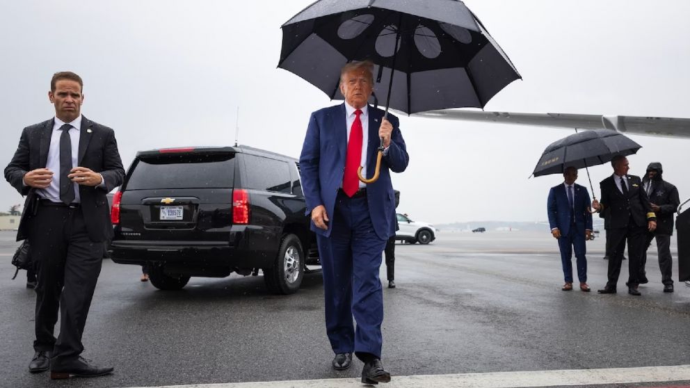 El expresidente Donald Trump al llegar al Aeropuerto Nacional Reagan en Arlington. FOTO: The Washington Post