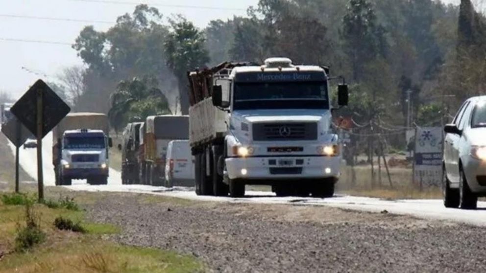 Empresarios del transporte de cargas alertan sobre paralización