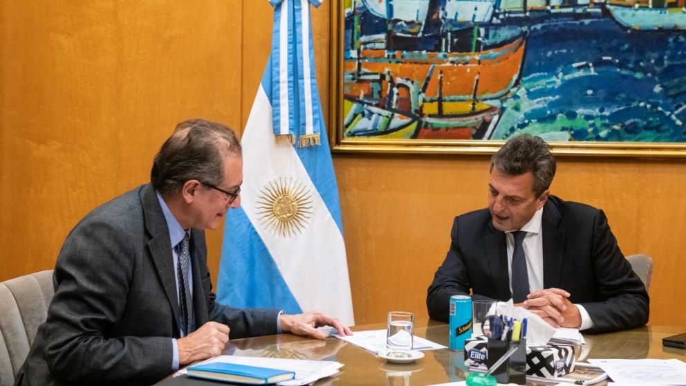 Massa no abandona el objetivo de contener la brecha: cuántos dólares le costará al BCRA