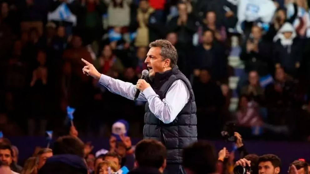 En Ferro y ante los movimientos sociales, Massa se comprometió a poner en marcha el "monotributo productivo".