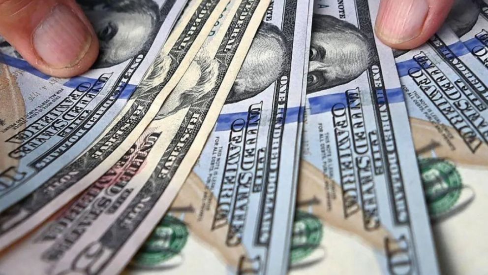 El dólar blue vuelve a ser el más caro del mercado