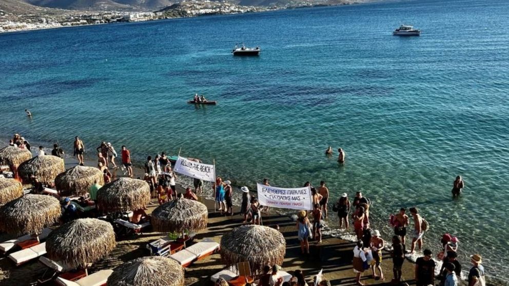 El "movimiento de las toallas" se rebeló contra la privatización de las playas griegas