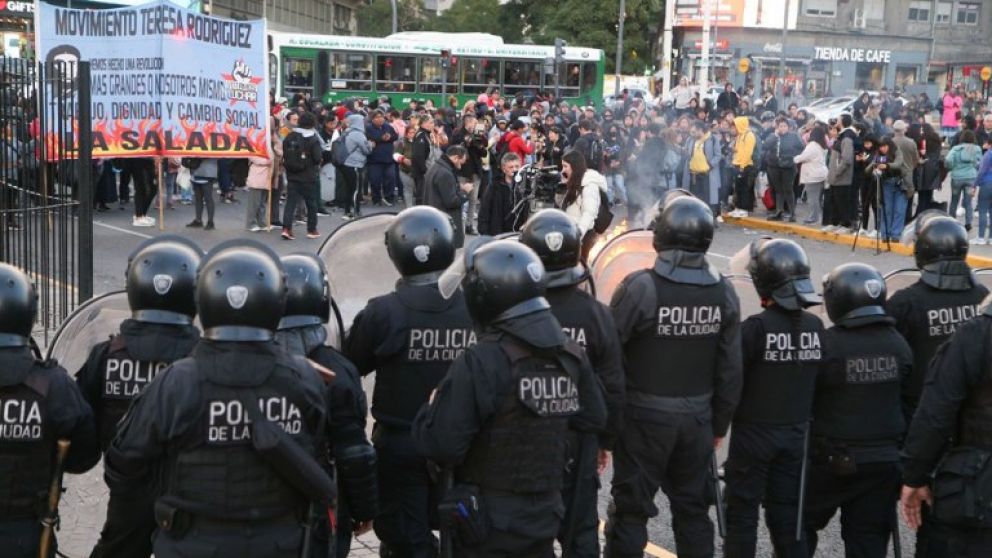 La manifestación en el Obelisco terminó en un enfrentamiento con la Policía