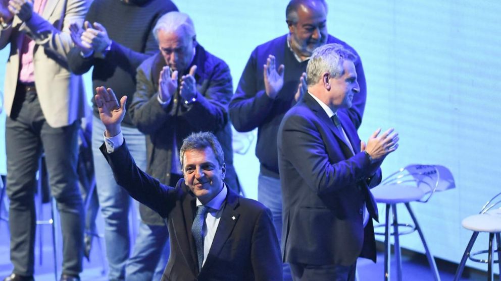 En el acto de la CGT, Massa pidió un último esfuerzo para ir a buscar el voto "casa por casa".