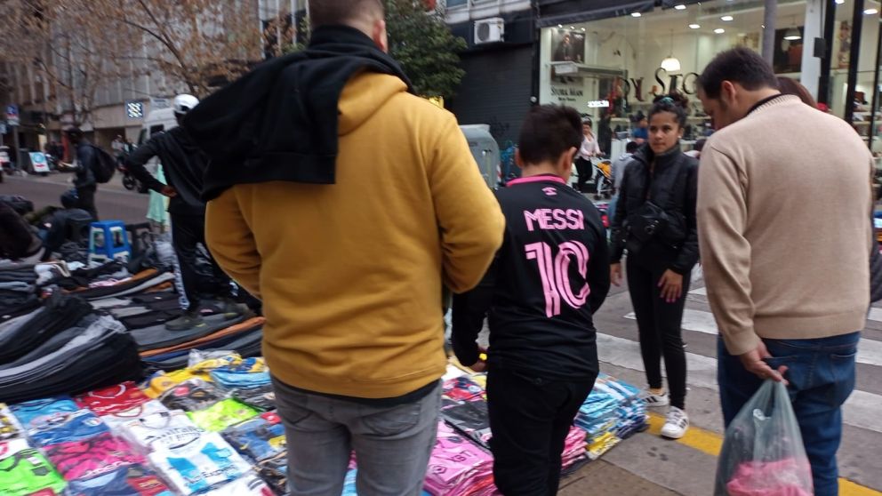 La camiseta de Messi impulsó las ventas callejeras en Once y avenida Avellaneda