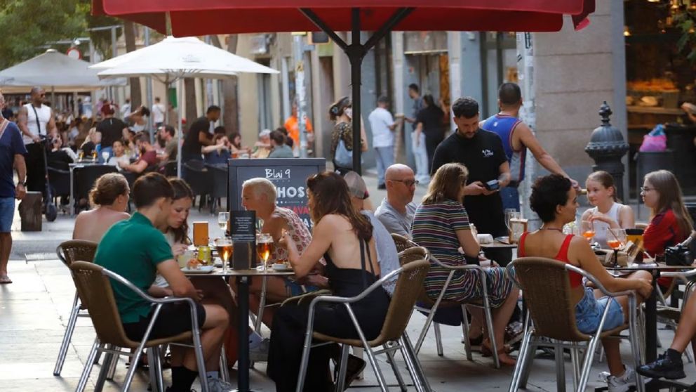 Las terrazas de la calle Blai de Barcelona, repletas de grupos