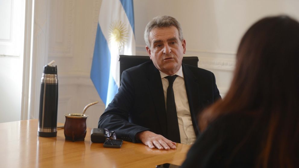 El jefe de Gabinete, Agustín Rossi, en la entrevista co el Grupo Crónica (Foto: Hernán Nersesian)