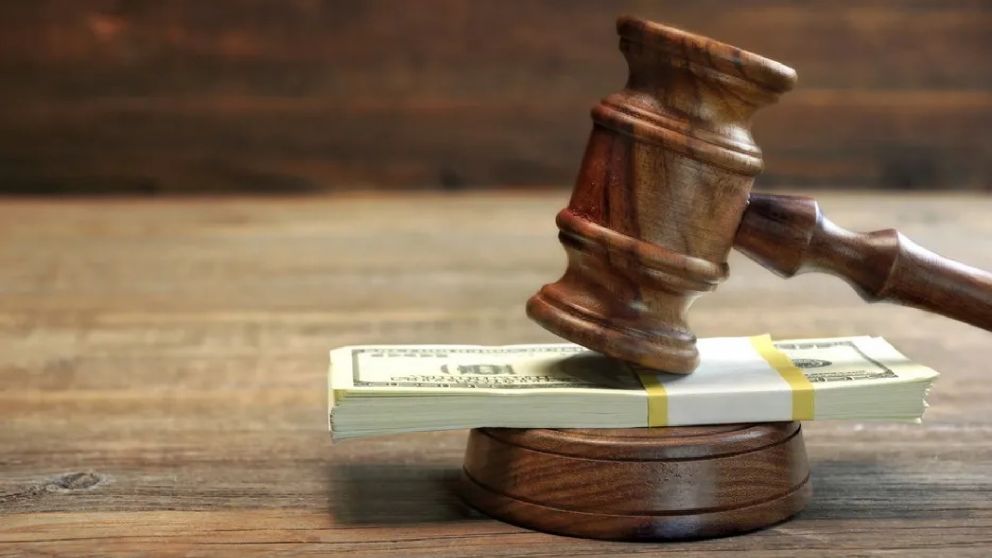 Cuando tenía 14 años, el hombre le cambió los datos de nacimiento al hijo de su pareja