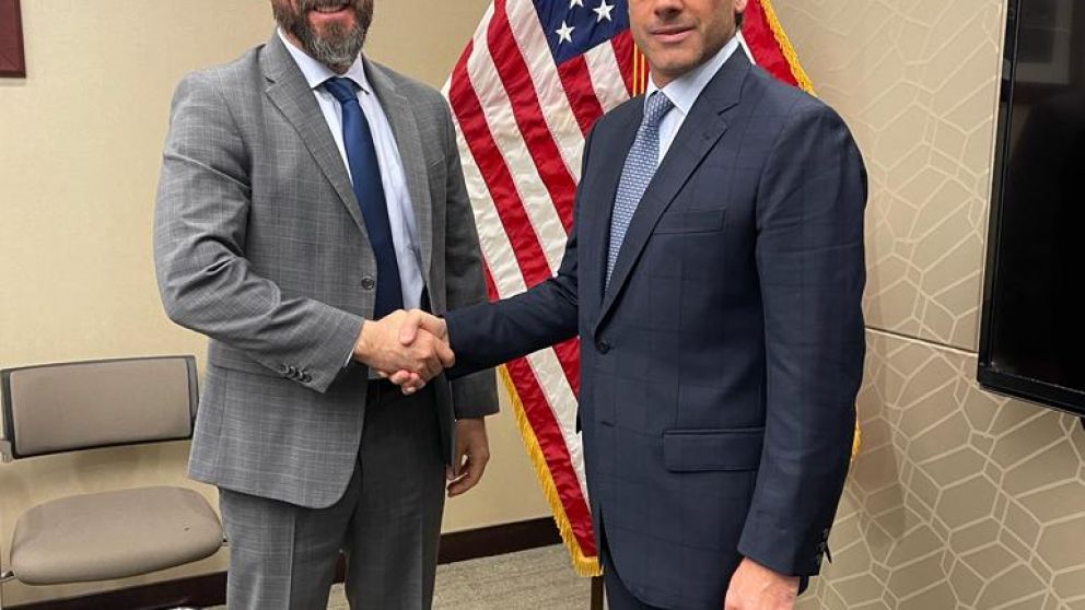 Michel con Ricardo Mayoral, subdirector de Homeland Security Investigations, en Washington, en marzo de este año