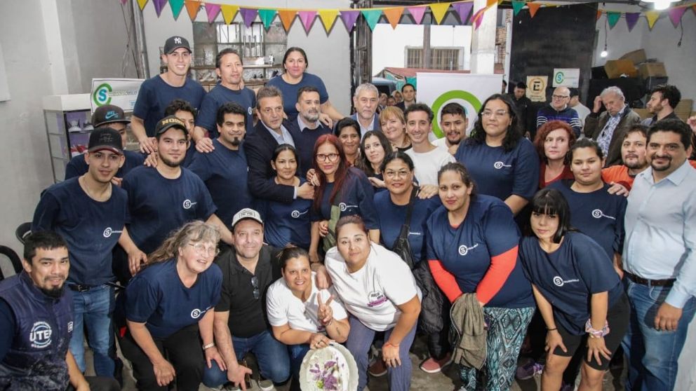 Massa visitó la fábrica de zapatillas "Calzados del Sud", donde dialogó con los trabajadores.