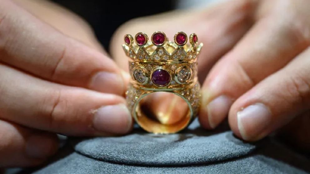 El anillo de oro, diamantes y rubíes es uno de los objetos más valiosos del mundo del hip hop