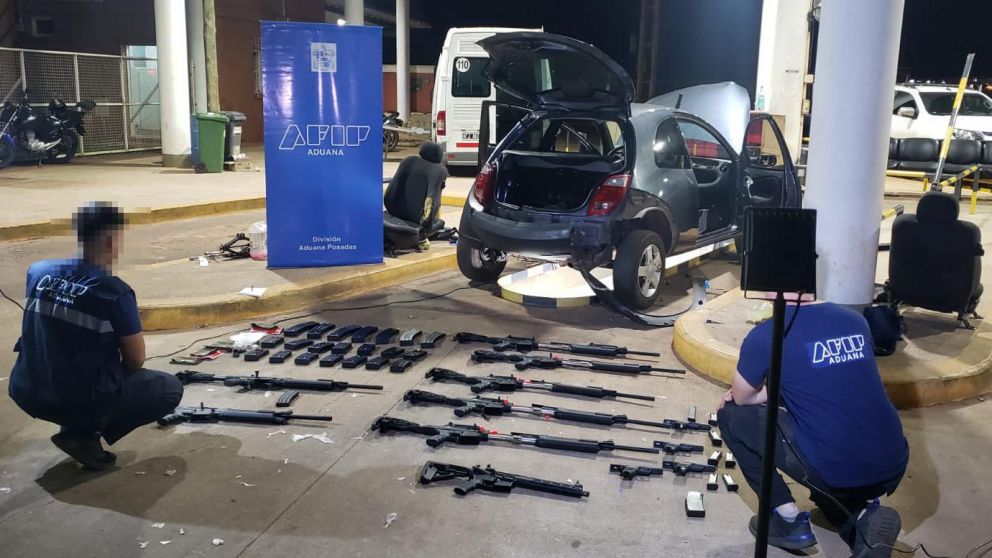 Un argentino terminó detenido en un intento de contrabando de armas de guerra.