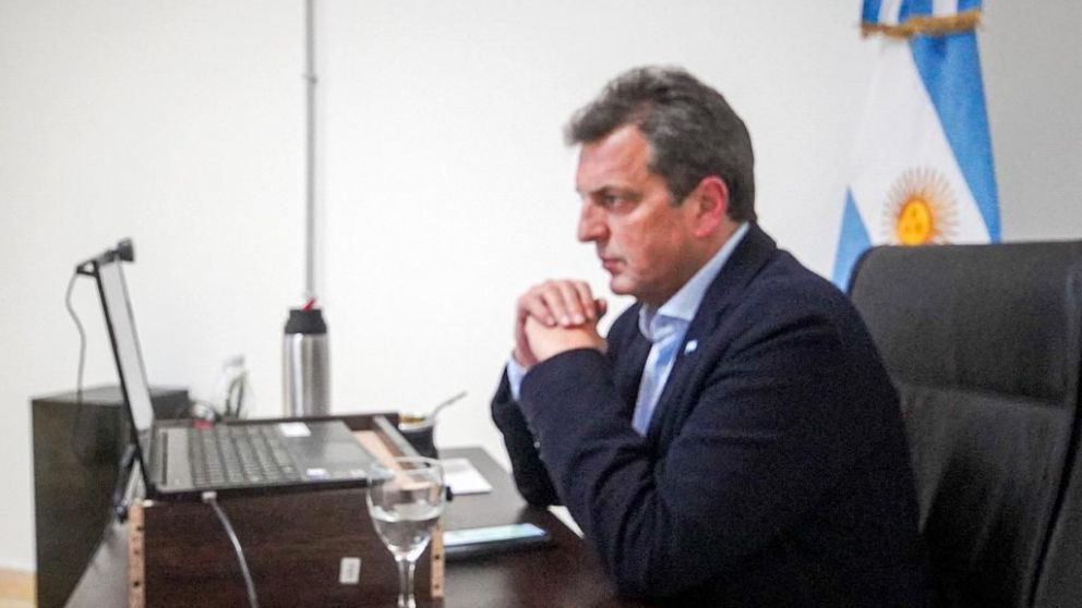 Sergio Massa en la reunión del directorio del CAF por zoom desde La Rioja