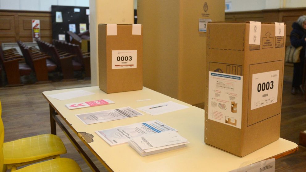 El pupitre con las dos urnas. FOTO: Hernán Nersesian/Crónica