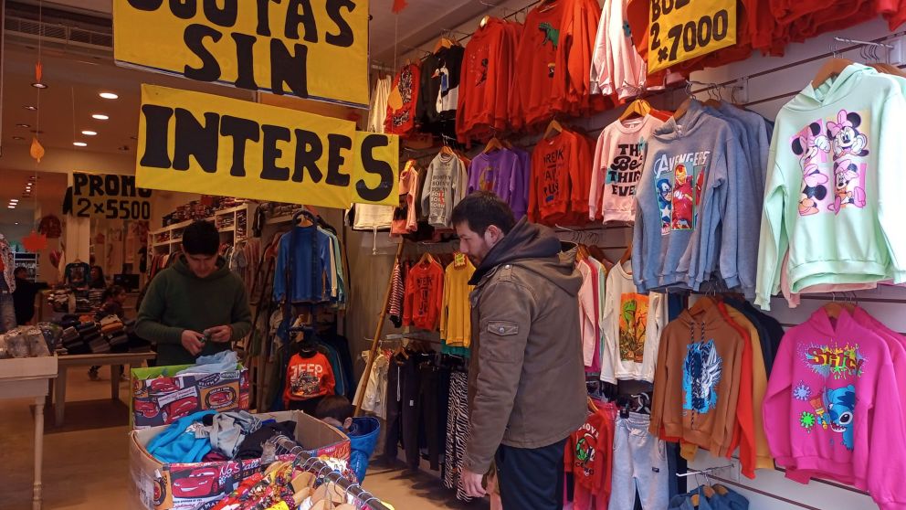 Algunos locales de Once ofrecen ropa para chicos en tres cuotas sin interés