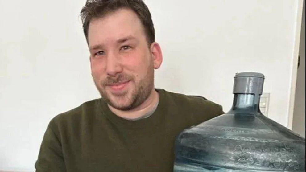 El comediante se ofreció a sortear bidones de agua entre los espectadores