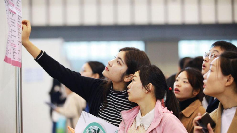 El gobierno chino viene impulsando sin reservas el empleo de los jóvenes, como los graduados universitarios,