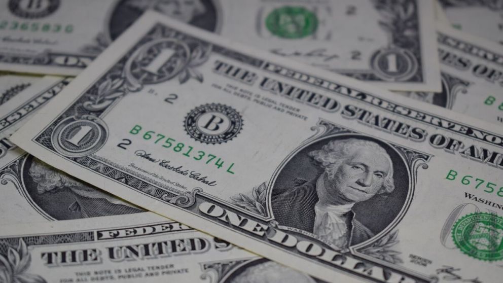 dólar hoy, el FMI instó a un devaluación