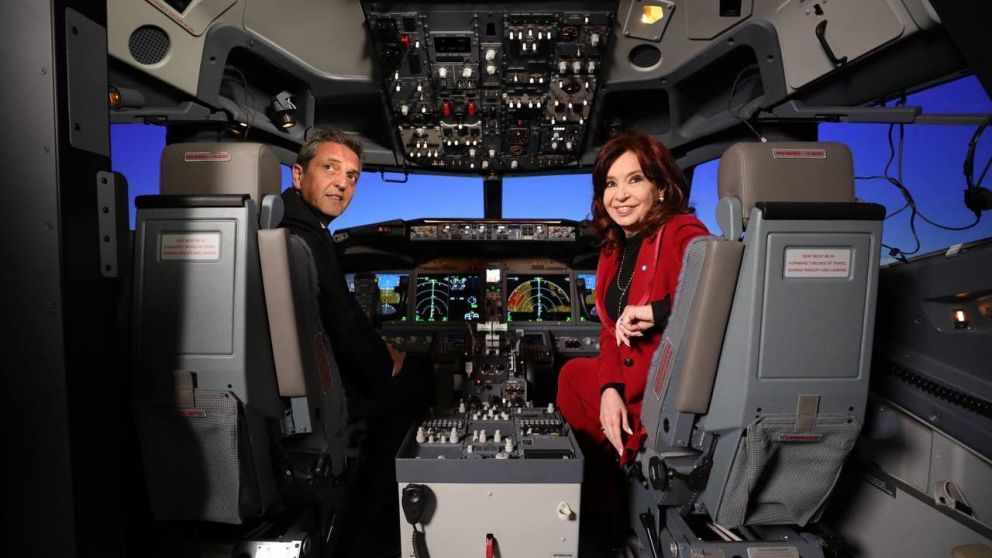 Massa y Cristina en el nuevo simulador para los aviones Boeing 737-max,