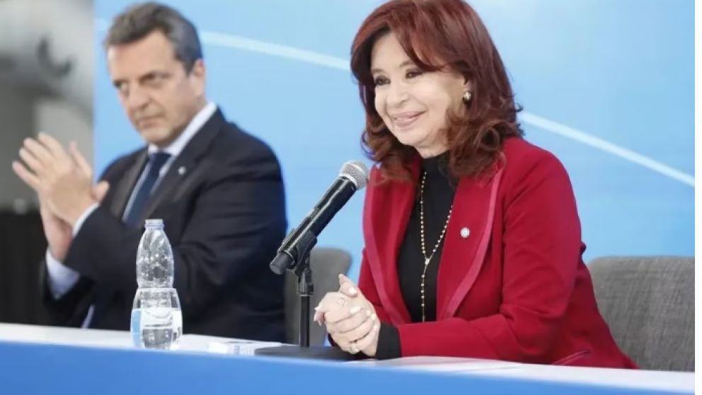 Cristina Kirchner y Sergio Massa en la inauguración de un simulador de Aerolíneas
