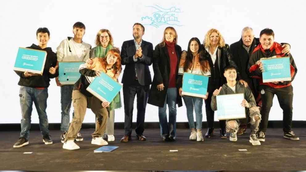 Malena Galmarini, Facundo Leal y la provincia de Buenos Aires entregaron más de 3000 notebooks a estudiantes de escuelas de Tigre