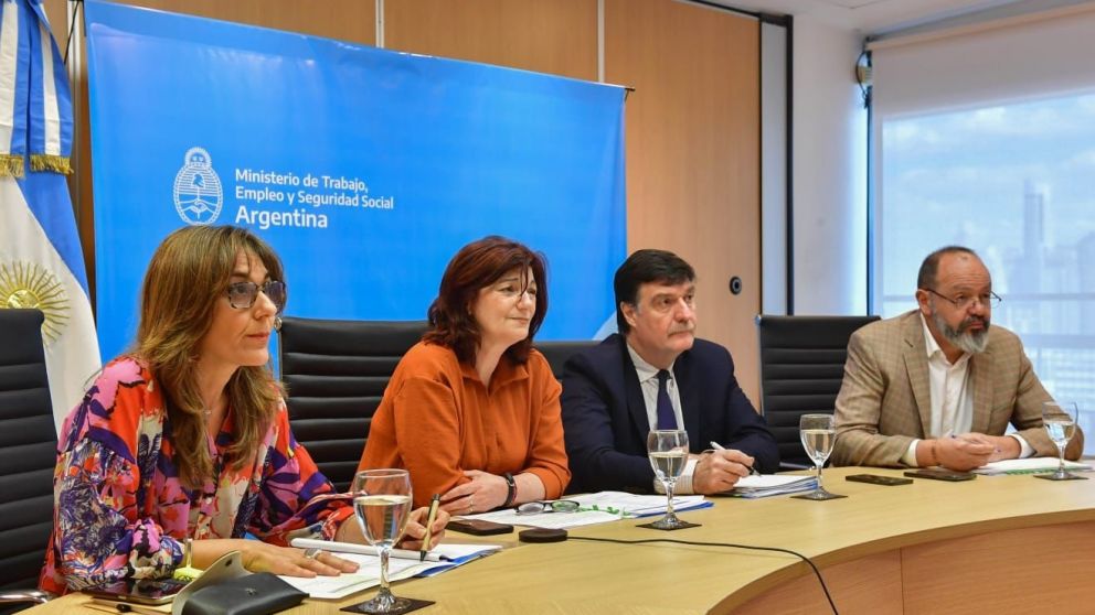 La mesa tripartita volverá a tener un formato a distancia