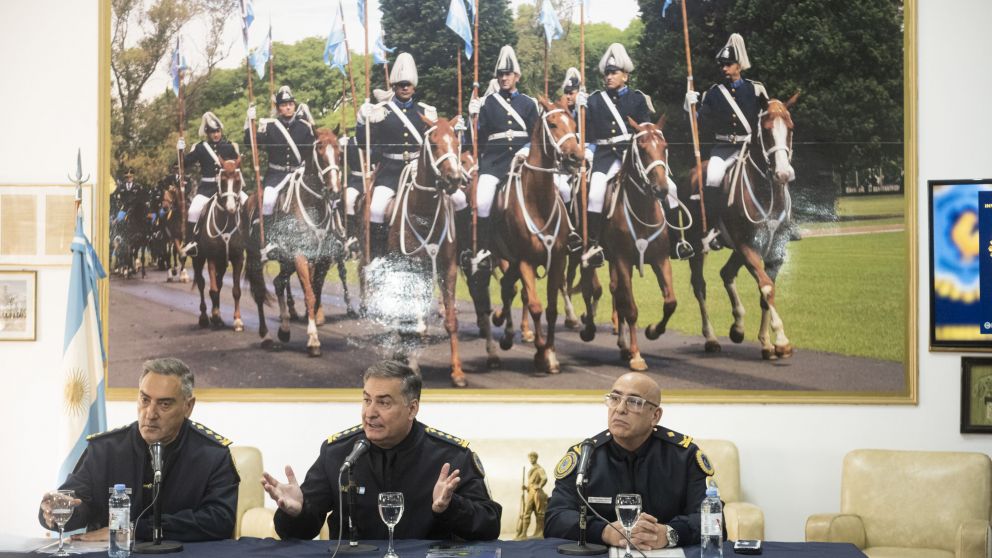 El Comisario general Jefe de PFA J.C.Henández, el comisario General Carlos Alejandro Ñamandú y el comisario Inspector Pablo Augusto Carcacci, dieron una conferencia de prensa sobre la desarticulación de la banda del narcopiloto Rodríguez Granthon, el mayo