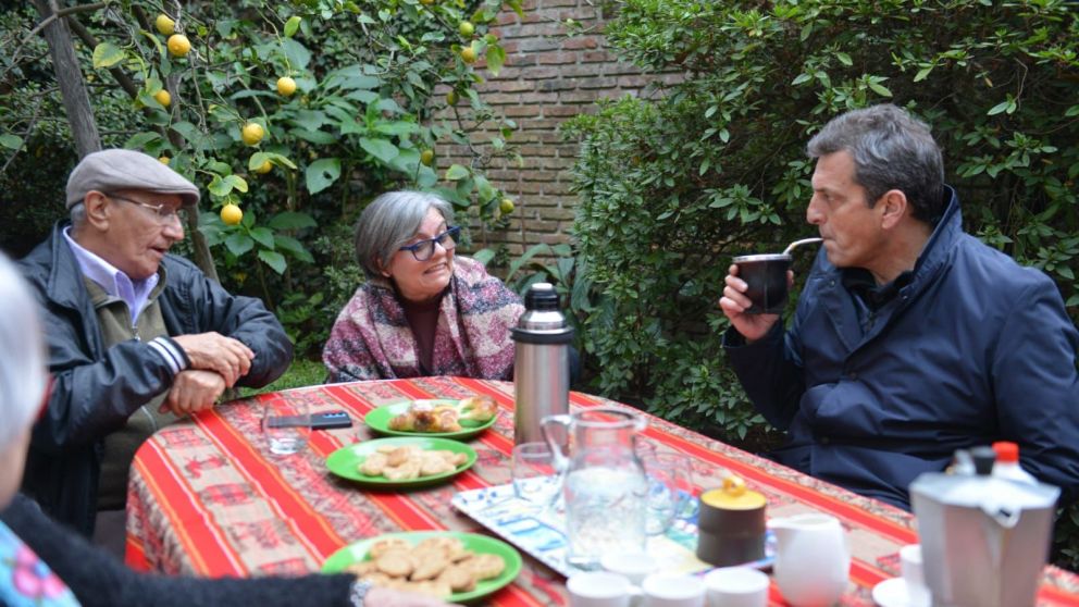 Massa y Volnovich compartieron una tarde con adultos mayores en Vicente L�pez