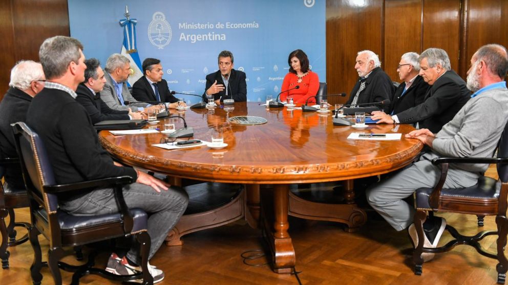 Massa con Giuliano y Kelly Olmos encabezan reunión por el paro de colectivos