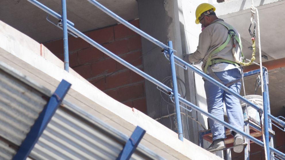 La construcción cayó 2,2% mensual en mayo