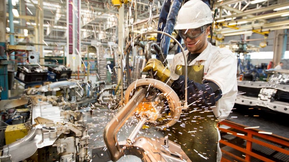 Industria: pese a la caída, la actividad se mantiene 2,4% por encima de diciembre del 2022